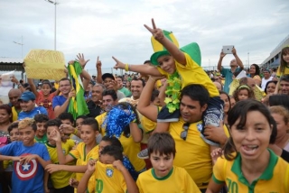 Torcedores aguardam a passagem do ônibus da seleção brasileira após o treino na Arena Castelão para a Copa do Mundo 2014 (Foto: Marcello Casal Jr/Agência Brasil) Torcedores aguardam a passagem do ônibus da seleção brasileira após o treino na Arena Castelão para a Copa do Mundo 2014 (Foto: Marcello Casal Jr/Agência Brasil)