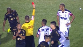 Zagueiro Leonardo Silva é expulso no 1º tempo da partida contra o Figueirense (Foto: Reprodução/TV Globo) Zagueiro Leonardo Silva é expulso no 1º tempo da partida contra o Figueirense (Foto: Reprodução/TV Globo)