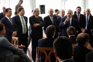 O presidente Temer discute reforma da Previdência em reunião com deputados da base aliada (Foto: Marcos Corrêa/PR) O presidente Temer discute reforma da Previdência em reunião com deputados da base aliada (Foto: Marcos Corrêa/PR)