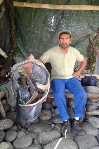 Funcionários que atuam na limpeza da ilha encontraram a mala com rodinhas (Foto: AFP PHOTO/Linfo.re/Antenne Réunion) Funcionários que atuam na limpeza da ilha encontraram a mala com rodinhas (Foto: AFP PHOTO/Linfo.re/Antenne Réunion)
