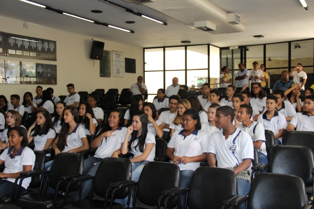 Alunos lotaram o plenário da Câmara em busca de mais segurança nas escolas. (foto: Divulgação) Alunos lotaram o plenário da Câmara em busca de mais segurança nas escolas. (foto: Divulgação)