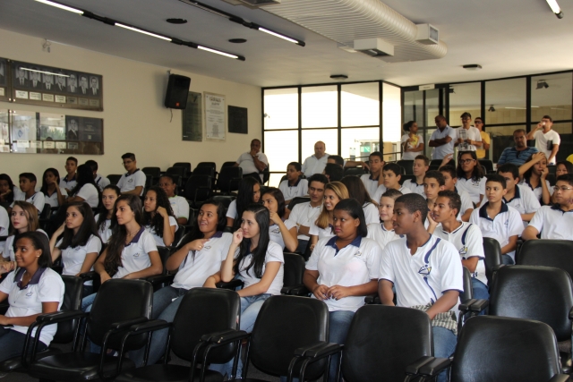 Alunos lotaram o plenÃ¡rio da CÃ¢mara em busca de mais seguranÃ§a nas escolas. (foto: DivulgaÃ§Ã£o)