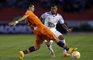 Ruben de la Cuesta e Alejandro Romero brigam pela bola (Foto: AP) Ruben de la Cuesta e Alejandro Romero brigam pela bola (Foto: AP)