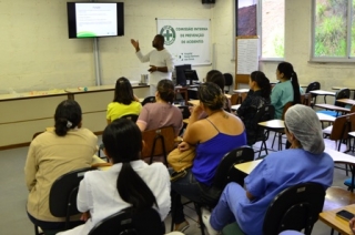 O treinamento sobre doenças renais foi ministrado pelo coordenador da hemodiálise do HNSD, Carlos Correia (Foto: Divulgação) O treinamento sobre doenças renais foi ministrado pelo coordenador da hemodiálise do HNSD, Carlos Correia (Foto: Divulgação)