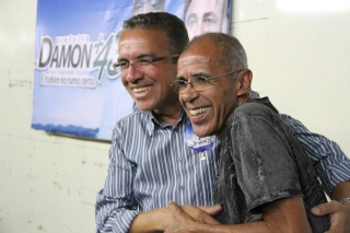 Depois de dizer que em seu governo não haveria compadrio, uma das suas primeiras nomeações foi justamente de seu compadre Jadirão, que tem como única "qualidade" para ocupar o cargo de secretário o fato de ser compadre de Damon. (Arquivo) Depois de dizer que em seu governo não haveria compadrio, uma das suas primeiras nomeações foi justamente de seu compadre Jadirão, que tem como única "qualidade" para ocupar o cargo de secretário o fato de ser compadre de Damon. (Arquivo)