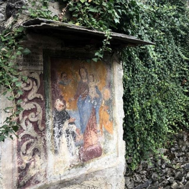 Algumas casas são decoradas com afrescos antigos, que precisam de restauro (Foto: BBC) Algumas casas são decoradas com afrescos antigos, que precisam de restauro (Foto: BBC)
