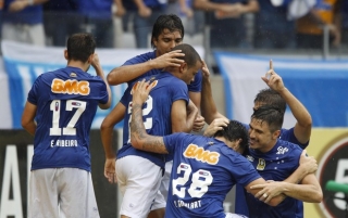 Cruzeirenses comemoram gol sobre o Goiás, que complicou o jogo (Foto: Washington Alves / Light Press) Cruzeirenses comemoram gol sobre o Goiás, que complicou o jogo (Foto: Washington Alves / Light Press)