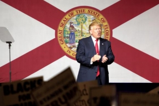 Donald Trump em comÃcio em West Palm Beach, na Flórida (Foto: Cristobal Herrera/Agência Lusa) Donald Trump em comÃcio em West Palm Beach, na Flórida (Foto: Cristobal Herrera/Agência Lusa)
