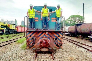 Paulo Henrique, Weder Silva e Carlos Guimarães , da Amigos do Trem, na locomotiva a ser reformada (Foto: Divulgação/ONG Amigos do Trem) Paulo Henrique, Weder Silva e Carlos Guimarães , da Amigos do Trem, na locomotiva a ser reformada (Foto: Divulgação/ONG Amigos do Trem)