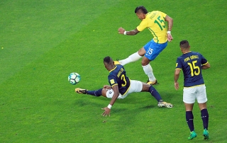 Reforço do Barcelona, Paulinho abriu o placar para o Brasil (Foto: Diego Vara/Reuters) Reforço do Barcelona, Paulinho abriu o placar para o Brasil (Foto: Diego Vara/Reuters)