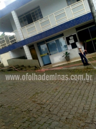 Enquanto cidadão tem sua tarifa aumentada pela segunda vez no ano, funcionários do SAAE usam mangueiras para "varrer" o pátio. Denúncia chegou por meio do whatsapp. Enquanto cidadão tem sua tarifa aumentada pela segunda vez no ano, funcionários do SAAE usam mangueiras para "varrer" o pátio. Denúncia chegou por meio do whatsapp.