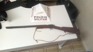 Arma de fogo apreendida (Foto: Divulgação/PMMG) Arma de fogo apreendida (Foto: Divulgação/PMMG)