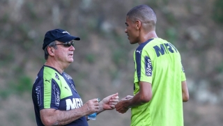 Técnico Levir Culpi conversa com o zagueiro Leonardo Silva na Cidade do Galo (Foto: Bruno Cantini/CAM) Técnico Levir Culpi conversa com o zagueiro Leonardo Silva na Cidade do Galo (Foto: Bruno Cantini/CAM)