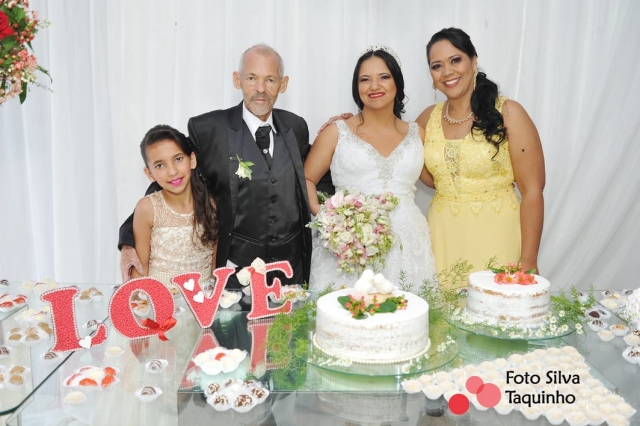 Andreia, o casal de noivos e a filha de 12 anos (Foto: Divulgação) Andreia, o casal de noivos e a filha de 12 anos (Foto: Divulgação)