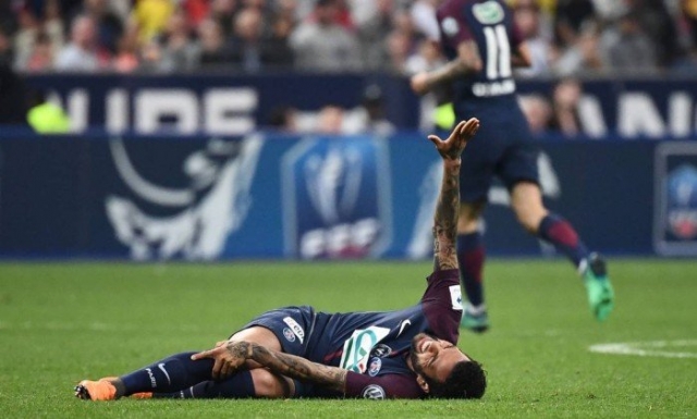Daniel Alves se machucou na final da Copa da França, na terça-feira (Foto: Franck Fife/AFP) Daniel Alves se machucou na final da Copa da França, na terça-feira (Foto: Franck Fife/AFP)