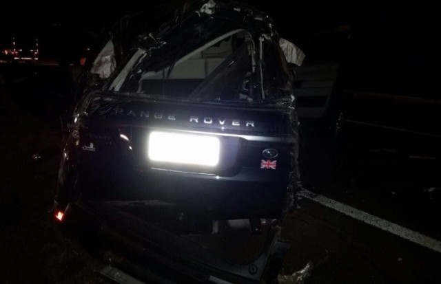 Bombeiros dizem que cantor e outras três pessoas estavam no carro; mulher morreu. (Foto: Divulgação/PRF) Bombeiros dizem que cantor e outras três pessoas estavam no carro; mulher morreu. (Foto: Divulgação/PRF)