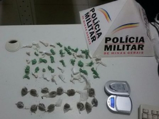Foi apreendida uma grande quantidade de drogas durante a operação (Foto: Divulgação/PM) Foi apreendida uma grande quantidade de drogas durante a operação (Foto: Divulgação/PM)