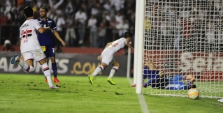 Centurión corre para comemorar o gol da vitória, enquanto Fábio, deitado, lamenta (Foto: Marcos Ribolli) Centurión corre para comemorar o gol da vitória, enquanto Fábio, deitado, lamenta (Foto: Marcos Ribolli)