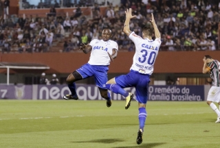 CCom passe de Thiago Neves, Sassá fez o gol do Cruzeiro (Foto: Rudy Trindade/Thema Press/Light Press/Cruzeiro) CCom passe de Thiago Neves, Sassá fez o gol do Cruzeiro (Foto: Rudy Trindade/Thema Press/Light Press/Cruzeiro)