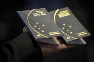 O novo passaporte comum eletrônico brasileiro passou a ser emitido na última segunda-feira (6) pela PolÃcia Federal e Casa da Moeda, e terá prazo de validade de 10 anos (Foto: Marcelo Camargo/Agência Brasil) O novo passaporte comum eletrônico brasileiro passou a ser emitido na última segunda-feira (6) pela PolÃcia Federal e Casa da Moeda, e terá prazo de validade de 10 anos (Foto: Marcelo Camargo/Agência Brasil)