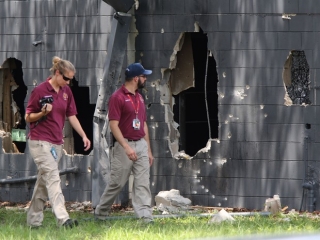 Investigadores do escritório do legista analisam o lado oeste da boate Pulse, onde um atirador abriu fogo neste domingo (12), em Orlando (Foto: Doug Clifford/The Tampa Bay Times via AP) Investigadores do escritório do legista analisam o lado oeste da boate Pulse, onde um atirador abriu fogo neste domingo (12), em Orlando (Foto: Doug Clifford/The Tampa Bay Times via AP)