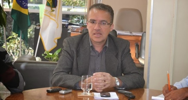 Damon revelou também durante a entrevista que perdeu muitos companheiros e amigos porque queriam dele coisas ilegais que não podia atender e terminou por acusá-los de querer praticar corrupção em seu governo, mas sem citar nomes. (arquivo) Damon revelou também durante a entrevista que perdeu muitos companheiros e amigos porque queriam dele coisas ilegais que não podia atender e terminou por acusá-los de querer praticar corrupção em seu governo, mas sem citar nomes. (arquivo)