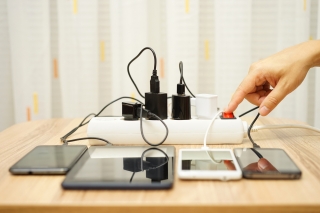 Não é recomendável utilizar os dispositivos móveis conectados às tomadas (Foto: iStockphotos/Cemig Divulgação) Não é recomendável utilizar os dispositivos móveis conectados às tomadas (Foto: iStockphotos/Cemig Divulgação)