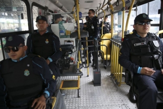 O policiamento ostensivo continua nos terminas de ônibus e nos próprios veÃculos (Foto: José Cruz/Agência Brasil) O policiamento ostensivo continua nos terminas de ônibus e nos próprios veÃculos (Foto: José Cruz/Agência Brasil)