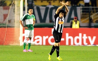 Luan celebra o gol que aproxima Atlético-MG das quartas de final (Foto: Marcos Ribolli / Globoesporte.com) Luan celebra o gol que aproxima Atlético-MG das quartas de final (Foto: Marcos Ribolli / Globoesporte.com)