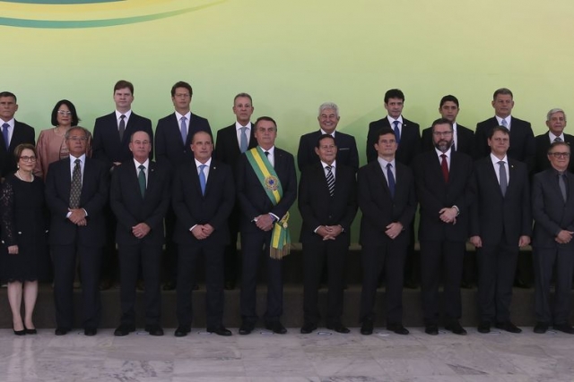 O presidente Jair Bolsonaro posa para foto oficial junto com os ministros (Foto: Valter Campanato/ABr) O presidente Jair Bolsonaro posa para foto oficial junto com os ministros (Foto: Valter Campanato/ABr)