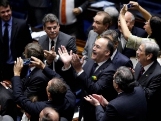 Senadores a favor do impeachment aplaudem após a votação que decidiu pela admissibilidade no Senado Federal, em BrasÃlia (Foto: Ueslei Marcelino/Reuters) Senadores a favor do impeachment aplaudem após a votação que decidiu pela admissibilidade no Senado Federal, em BrasÃlia (Foto: Ueslei Marcelino/Reuters)