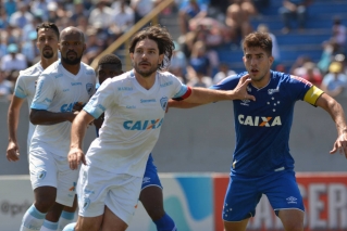 Disputa de capitães entre o experiente Germano e o jovem Lucas Silva (Foto: Gustavo Oliveira/Londrina EC) Disputa de capitães entre o experiente Germano e o jovem Lucas Silva (Foto: Gustavo Oliveira/Londrina EC)