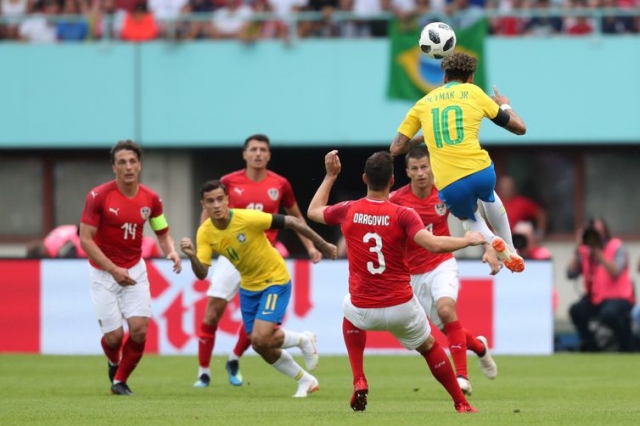 Neymar e Coutinho entre quatro defensores austrÃacos (Foto: Lucas Figueiredo/CBF) Neymar e Coutinho entre quatro defensores austrÃacos (Foto: Lucas Figueiredo/CBF)