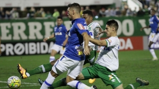 Chapecoense e Cruzeiro fizeram partida cheia de reviravoltas (Foto: Agência Estado/Márcio Cunha) Chapecoense e Cruzeiro fizeram partida cheia de reviravoltas (Foto: Agência Estado/Márcio Cunha)