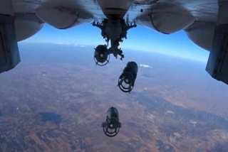 Os caminhões destruÃdos pela aviação russa são usados pelos terroristas para transportar toneladas de petróleo (Foto: Ministério da Defesa da Rússia/Divulgação) Os caminhões destruÃdos pela aviação russa são usados pelos terroristas para transportar toneladas de petróleo (Foto: Ministério da Defesa da Rússia/Divulgação)