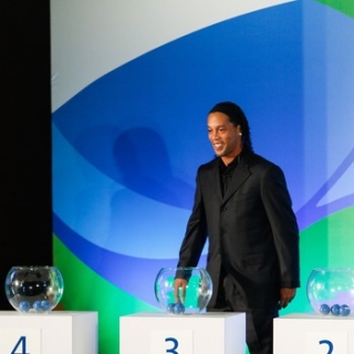 Ronaldinho duranto o sorteio (Foto: Rudy Trindade/AgÃªncia Estado)