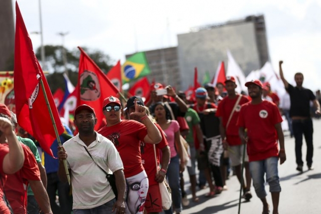 Integrantes do MST e de outros movimentos sociais fazem ato público em apoio ao registro da candidatura de Luiz Inácio Lula da Silva à Presidência da República (Foto: Marcelo Camargo/Agência Brasil) Integrantes do MST e de outros movimentos sociais fazem ato público em apoio ao registro da candidatura de Luiz Inácio Lula da Silva à Presidência da República (Foto: Marcelo Camargo/Agência Brasil)