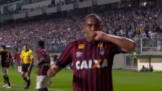 Walter comemora gol, de pênalti, na vitória do Atlético-PR sobre o Atlético-MG, no Independência (Foto: Reprodução) Walter comemora gol, de pênalti, na vitória do Atlético-PR sobre o Atlético-MG, no Independência (Foto: Reprodução)