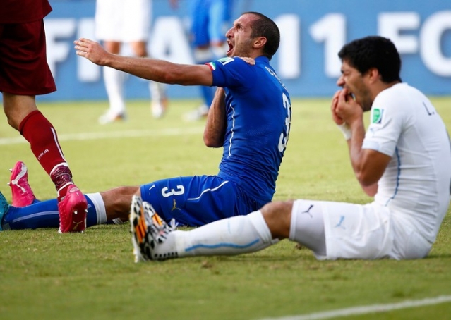 Chiellini reclamou com árbitro, mas Suárez não foi expulso durante o jogo entre Itália e Uruguai (Foto: Reuters) Chiellini reclamou com árbitro, mas Suárez não foi expulso durante o jogo entre Itália e Uruguai (Foto: Reuters)