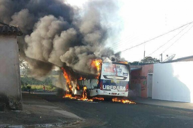 Ônibus incendiado em Uberaba, no Triângulo Mineiro (Foto: Divulgação/Corpo de Bombeiros) Ônibus incendiado em Uberaba, no Triângulo Mineiro (Foto: Divulgação/Corpo de Bombeiros)
