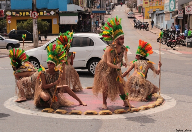 Artistas do Viravoltear circularam pelas avenidas da região central dançando ao som de tambor e registrando a estranheza desses povos com a civilização moderna (Foto: Divulgação) Artistas do Viravoltear circularam pelas avenidas da região central dançando ao som de tambor e registrando a estranheza desses povos com a civilização moderna (Foto: Divulgação)