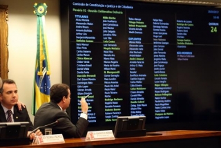 A Comissão de Constituição e Justiça e de Cidadania (CCJC) aprecia parecer do deputado Bonifácio de Andrada pela inadmissibilidade da denúncia da Procuradoria-Geral da República contra o presidente Michel Temer (Foto: José Cruz/Agência Brasil) A Comissão de Constituição e Justiça e de Cidadania (CCJC) aprecia parecer do deputado Bonifácio de Andrada pela inadmissibilidade da denúncia da Procuradoria-Geral da República contra o presidente Michel Temer (Foto: José Cruz/Agência Brasil)