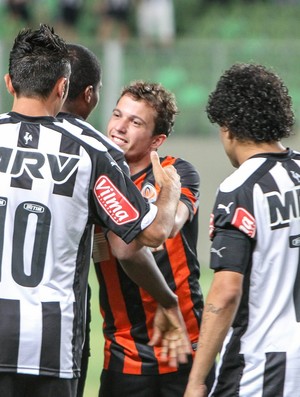 Bernard reencontra ex-amigos do Atlético-MG (Foto: Bruno Cantini / Atlético-MG) Bernard reencontra ex-amigos do Atlético-MG (Foto: Bruno Cantini / Atlético-MG)