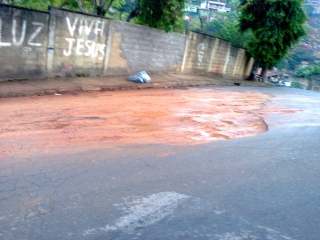 Na rua Coelho Neto, bairro Machado, tambÃ©m constatamos que hÃ¡ um buraco em um local muito perigoso, prÃ³ximo a escola AntÃ´nio Linhares Guerra (Foto: JÃºlio Couto)