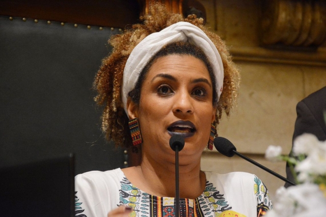 Marielle Franco foi assassinada com quatro tiros na cabeça e seu motorista Anderson Gomes, atingido por três balas (Foto: Mário Vasconcellos/EFE) Marielle Franco foi assassinada com quatro tiros na cabeça e seu motorista Anderson Gomes, atingido por três balas (Foto: Mário Vasconcellos/EFE)