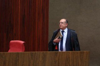 O presidente do TSE, ministro Gilmar Mendes, durante o quarto dia de julgamento da ação que pede a cassação da chapa Dilma-Temer (Foto: Fabio Rodrigues Pozzebom/Agência Brasil) O presidente do TSE, ministro Gilmar Mendes, durante o quarto dia de julgamento da ação que pede a cassação da chapa Dilma-Temer (Foto: Fabio Rodrigues Pozzebom/Agência Brasil)