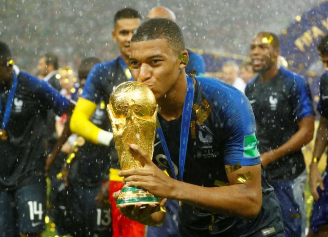 Mbappé beija a taça. Francês foi eleito a revelação do torneio. (Foto: Kai Pfaffenbach/Reuters) Mbappé beija a taça. Francês foi eleito a revelação do torneio. (Foto: Kai Pfaffenbach/Reuters)