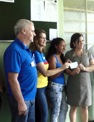 Presidente da Apae Maria Raimunda recebe o cheque das mãos dos proprietários da Ultragaz. (Divulgação) Presidente da Apae Maria Raimunda recebe o cheque das mãos dos proprietários da Ultragaz. (Divulgação)