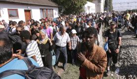 Migrantes que cruzaram fronteira da SÃ©rvia com a CroÃ¡cia aguardam em campo para fazer registro (Foto: EPA/Antonio Bat/AgÃªncia Lusa/Direitos Reservados)