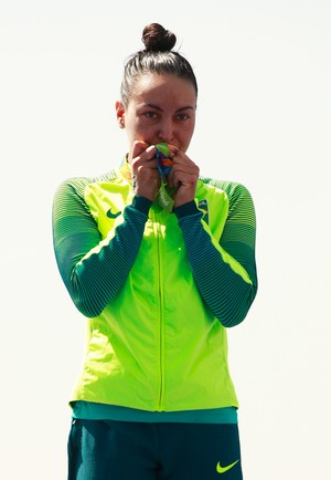 Poliana beija a medalha (Foto: Adam Pretty/Getty Images) Poliana beija a medalha (Foto: Adam Pretty/Getty Images)